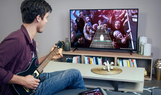 Guitar Hero Live ist für nahezu alle iOS- und für das neue Apple TV verfügbar.