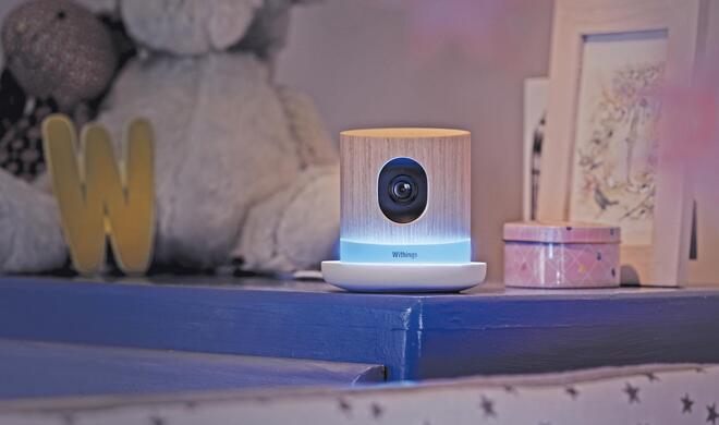 Moderne IP-Kameras wie die Withings Home sehen nicht mehr aus wie Überwachungskameras, sondern verschönern sogar das Zuhause, hier mit Holzgehäuse und LED-Leuchteffekten.
