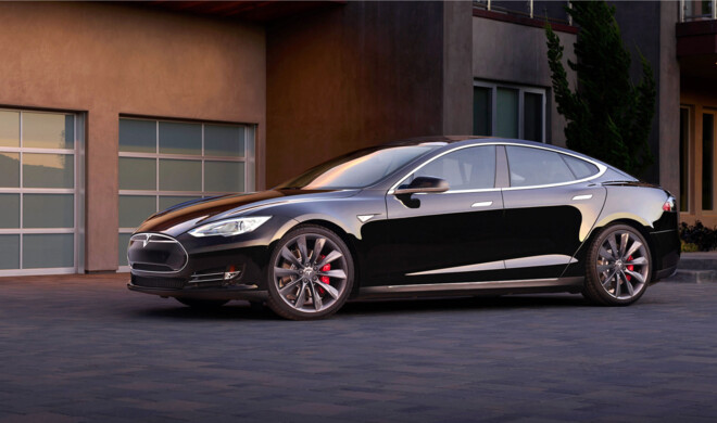 Das Tesla Model S fährt selbstständig aus und in die Garage (elektrisches Tor vorausgesetzt) und lässt sich nun auch mit der Apple Watch ansteuern