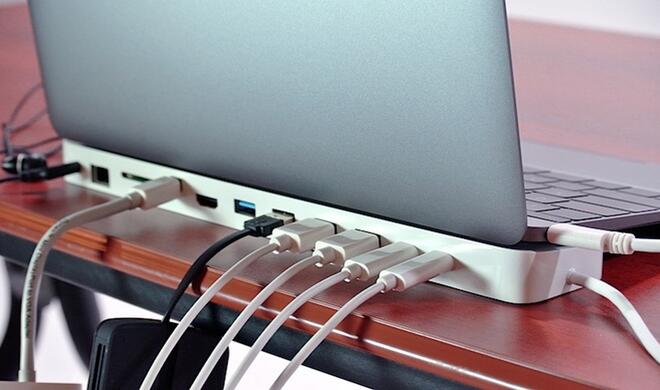 Das HydraDock bietet 12 Anschlüsse