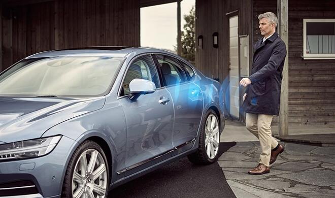 Smartphone öffnet Auto