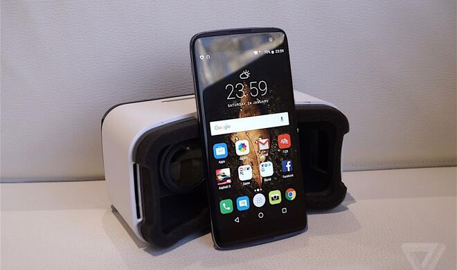 Die Schachtel des Idol 4S lässt sich in eine rudimentäre VR-Brille umwandeln