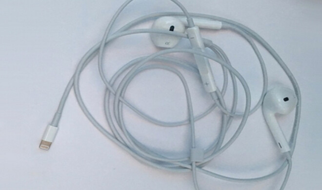 Es sind erste Bilder von EarPods mit Lightning-Anschluss aufgetaucht