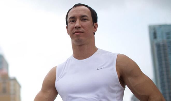 Der Ex-Navy-Seal und Fitnessguru Marc Lauren sagt seinen Anhängern, sie sollen sich von den Zwängen des Fitnessstudios und der Geräte befreien.