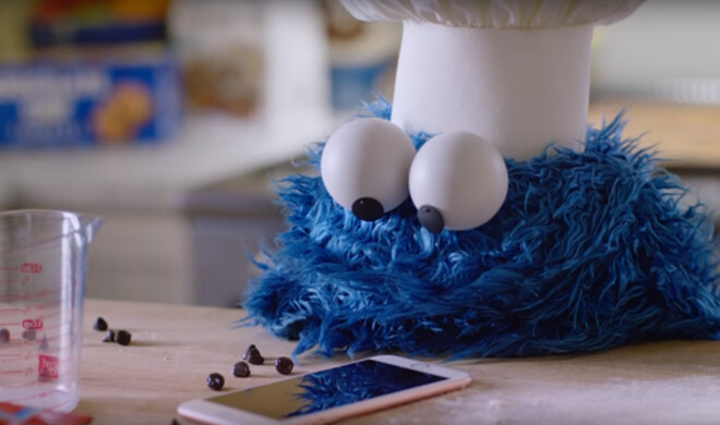Das Krümelmonster nutzt ein iPhone