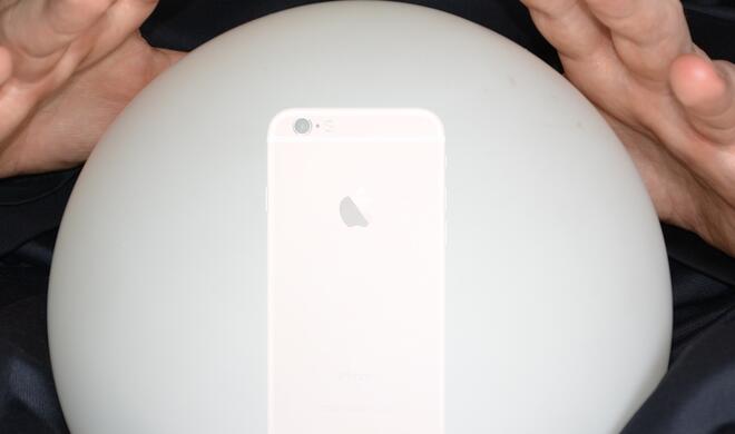 Montage: iPhone in der Glaskugel