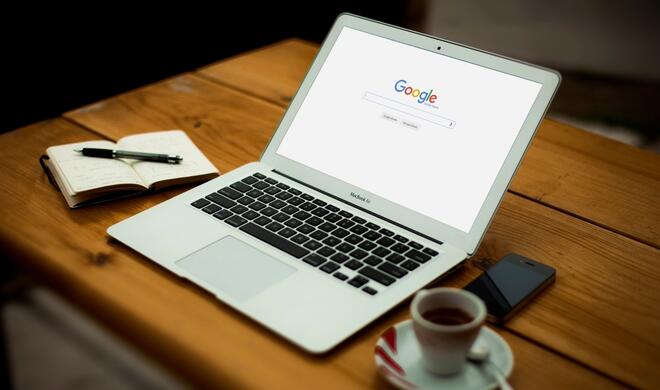 Google experimentiert mit schwarzer Link-Farbe