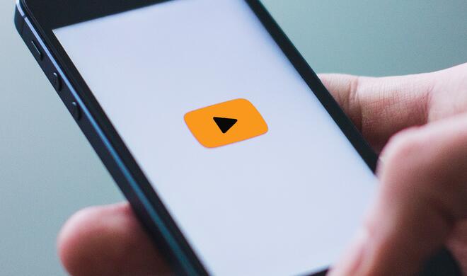 Montage: Videoplayback am iPhone mit Amazon-Video-Farben