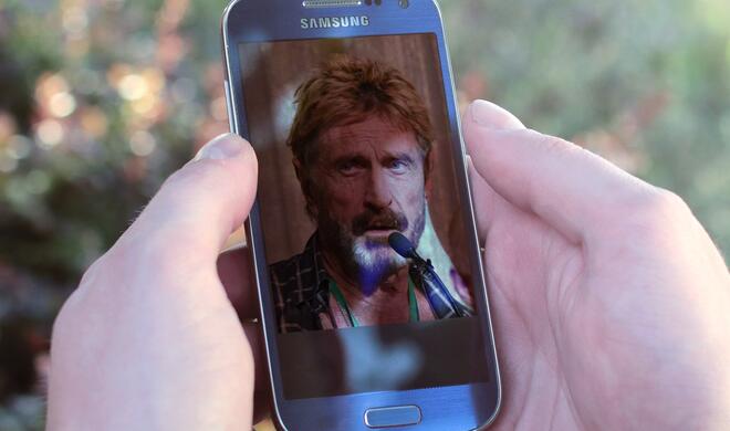 Montage: John McAfee auf Android-Smartphone.