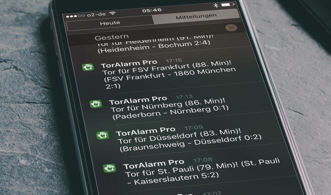 Montage: Benachrichtigungen auf dem iPhone.