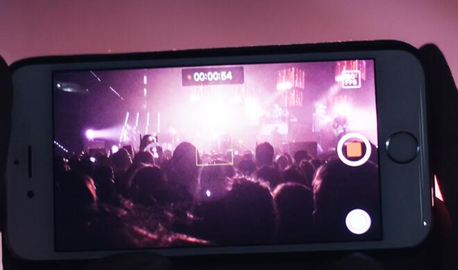 Konzert durch iPhone-Perspektive wahrgenommen