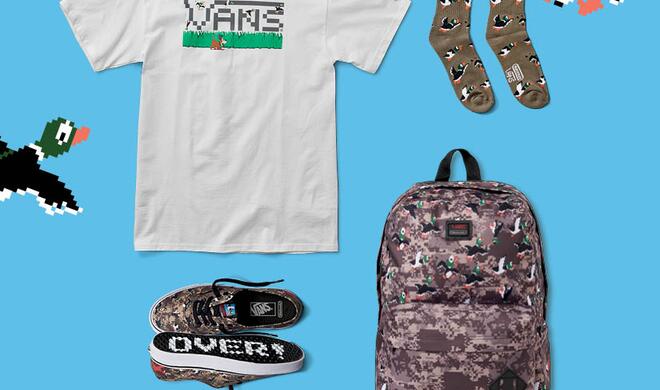 Shirt, Socken, Sneaker und Rucksack mit Duck Hunt Motiven, teilweise in Tarnoptik.