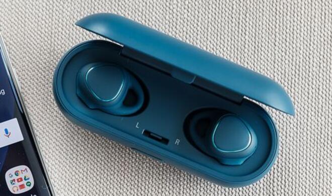 Samsung Gear IconX Kopfhörer neben Galaxy S7 Edge.