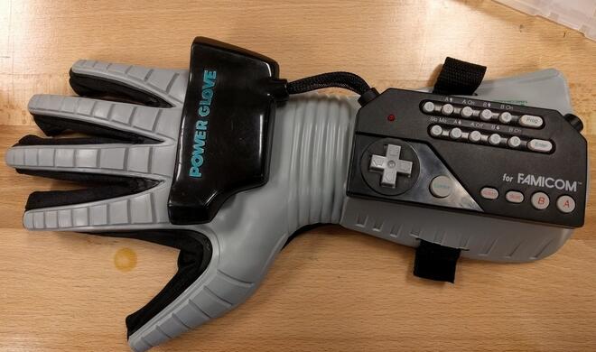 Nolan Moore hat aus einem Power Glove eine Fernsteuerung für eine Drohne gemacht