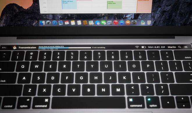 Transmission in OLED-Touchleiste am MacBook Pro mit Downloadinformationen.