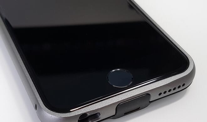 Die Akkuhülle von hardwrk hinterlässt einen hochwertigen Eindruck.