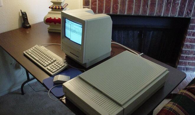 Scanner... stellvertretend: Apple Scanner neben Macintosh SE