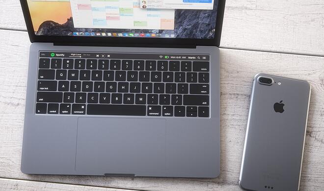 Konzeptgrafik: MacBook Pro 2016 neben iPhone 7