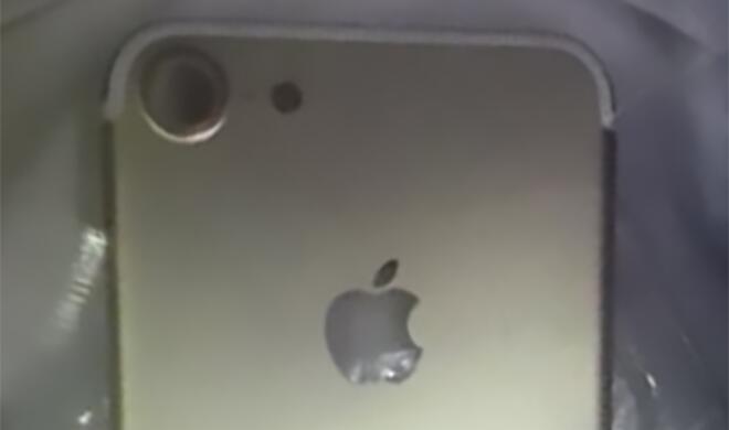 iPhone 7 mit großer Objektivaussparung.