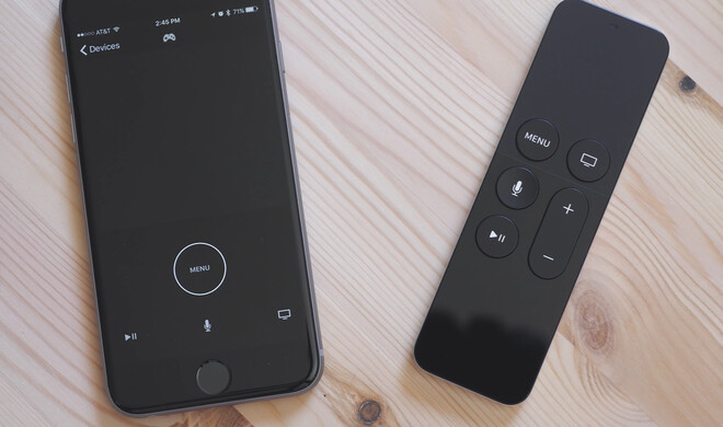 Remote App auf iPhone neben der Siri Remote für ATV 4G