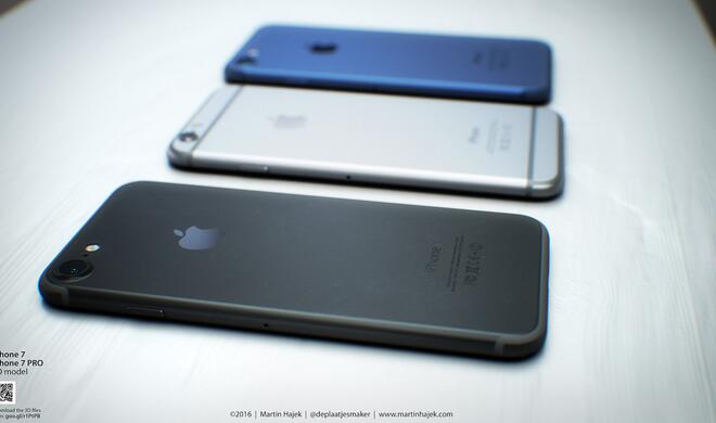 iPhone 7 in Schwarz und Blau neben dem alten iPhone 6 aus anderer Perspektive in Spacegrau.