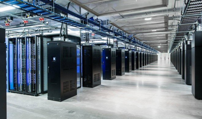 So aufgeräumt sieht es im Internet aus. Dieses Bild zeigt das neue Rechenzentrum von Facebook in Schweden. Dort kommen eigene Computer zum Einsatz.