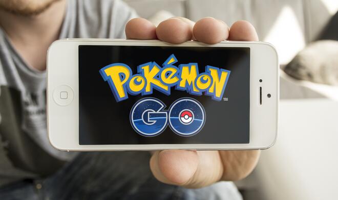 Montage: Pokémon Go Logo auf dem iPhone