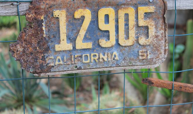 Verrottetes Nummernschild