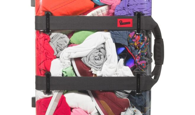 Durchsichtiger Vis-à-Vis-Koffer unordentlich gepackt.