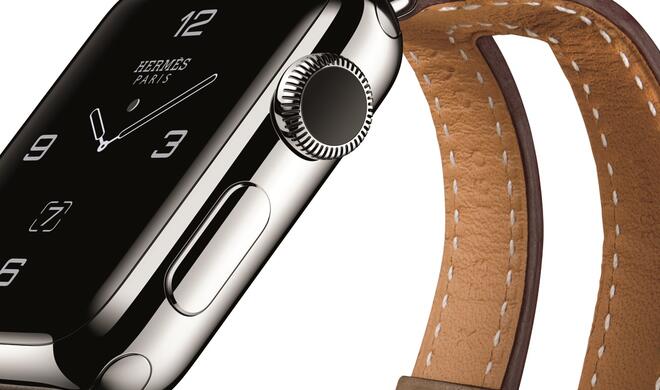 Das „Double Buckel Cuff“ teilt sich kurz nach den Anschlüssen an der Apple Watch in zwei Armbänder