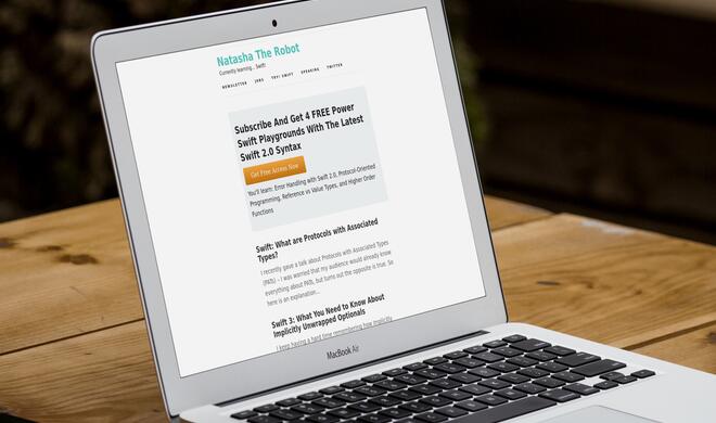 Natasha The Robot auf dem MacBook