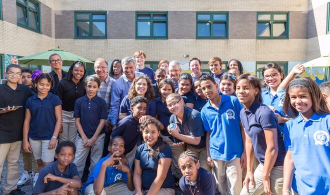 Tim Cook, Angela Ahrendts, Eddy Cue und Greg Joswiak besuchen eine Schule in New York