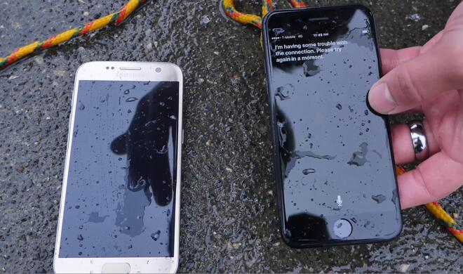 iPhone 7 und Samsung Galaxy S7 unter Wasser