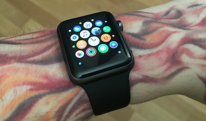 Die durchschnittliche Apple Watch Series 2 ist aus Aluminium, schwarz und kommt mit schwarzem Sportarmband.