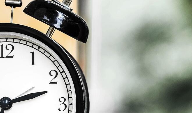 Mit Uhrzeit und Datum kennt Siri sich aus