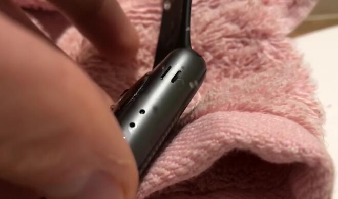 Wasser spritzt aus der Apple Watch Series 2