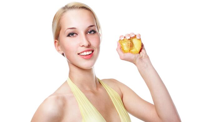 In diesem extrem vergrößerten Beispiel sieht man recht gut, dass zu starke Kompression bei JPEGs zu sichtbaren Blöcken im Bild und sichtbarem Verlust an Details führt. Wann immer möglich, sollte man die maximale Qualität bei der Erzeugung...