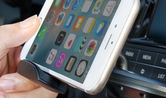 iPhone-KFZ-Halterung für den CD-Schlitz