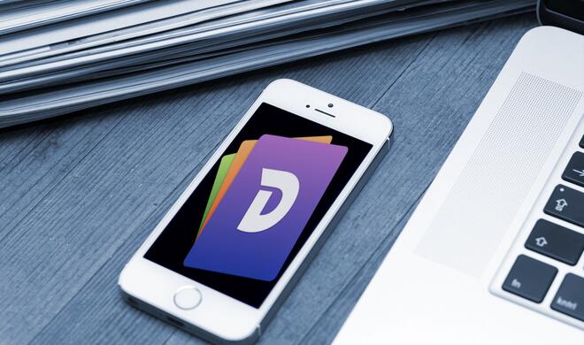 Montage: Dash-Logo auf iPhone