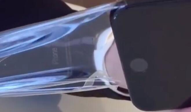 Schutzfolie entfernt Beschriftung des iPhone 7 in Jet Black