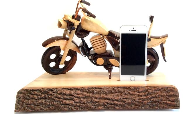 iPhone-Dock mit Schnitzerei