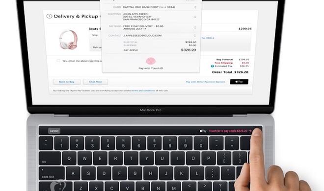 MacBook Pro 2016 beim Bezahlvorgang mit Apple Pay