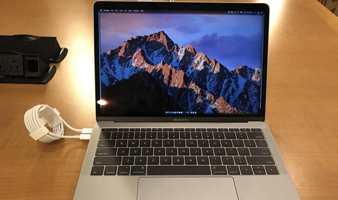 Das MacBook Pro lädt sich selbst auf