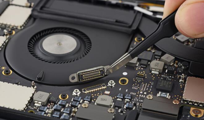 MacBook Pro 13 Zoll mit Touch Bar: Teile vom Mainboard