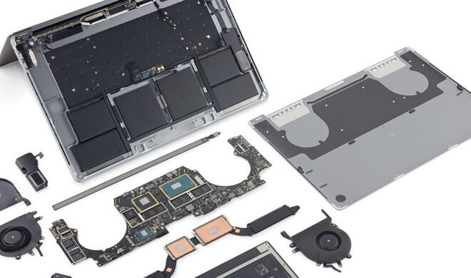 Zerlegtes MacBook Pro 15 Zoll mit Touch Bar