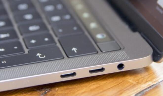 Das MacBook Pro 15 Zoll besitzt vier USB-Typ-C-Ports mit Thunderbolt 3