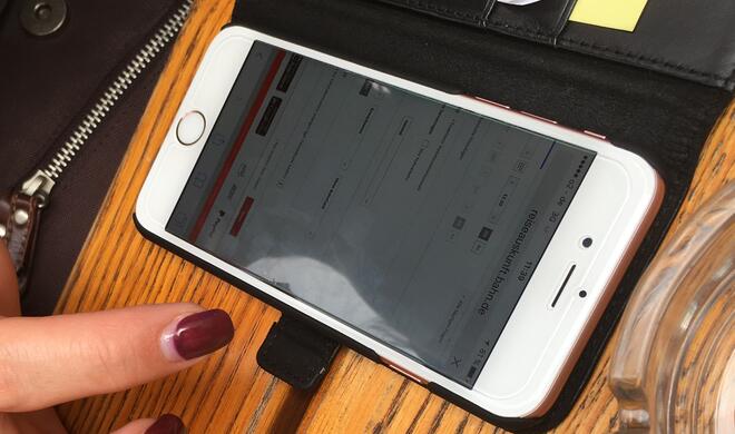 iPhone 6s auf Biertisch