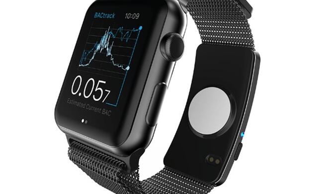BACtrack Skyn am Armband einer Apple Watch