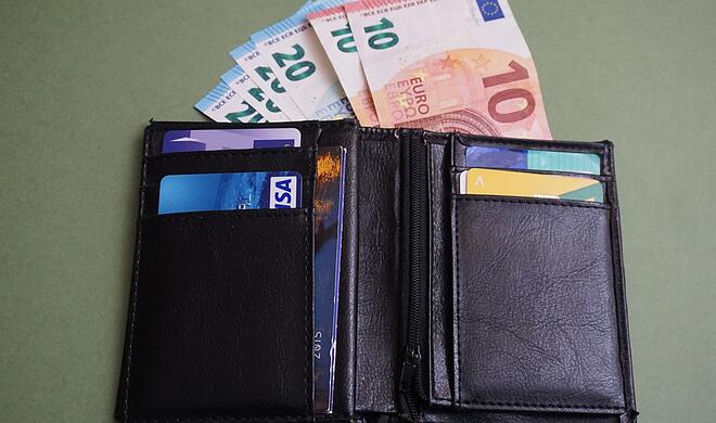 Portmonee mit Kreditkarten und Bargeld