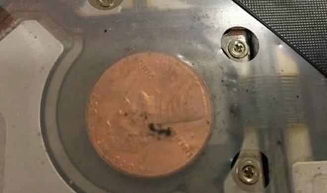 Münze in einem MacBook-Laufwerk